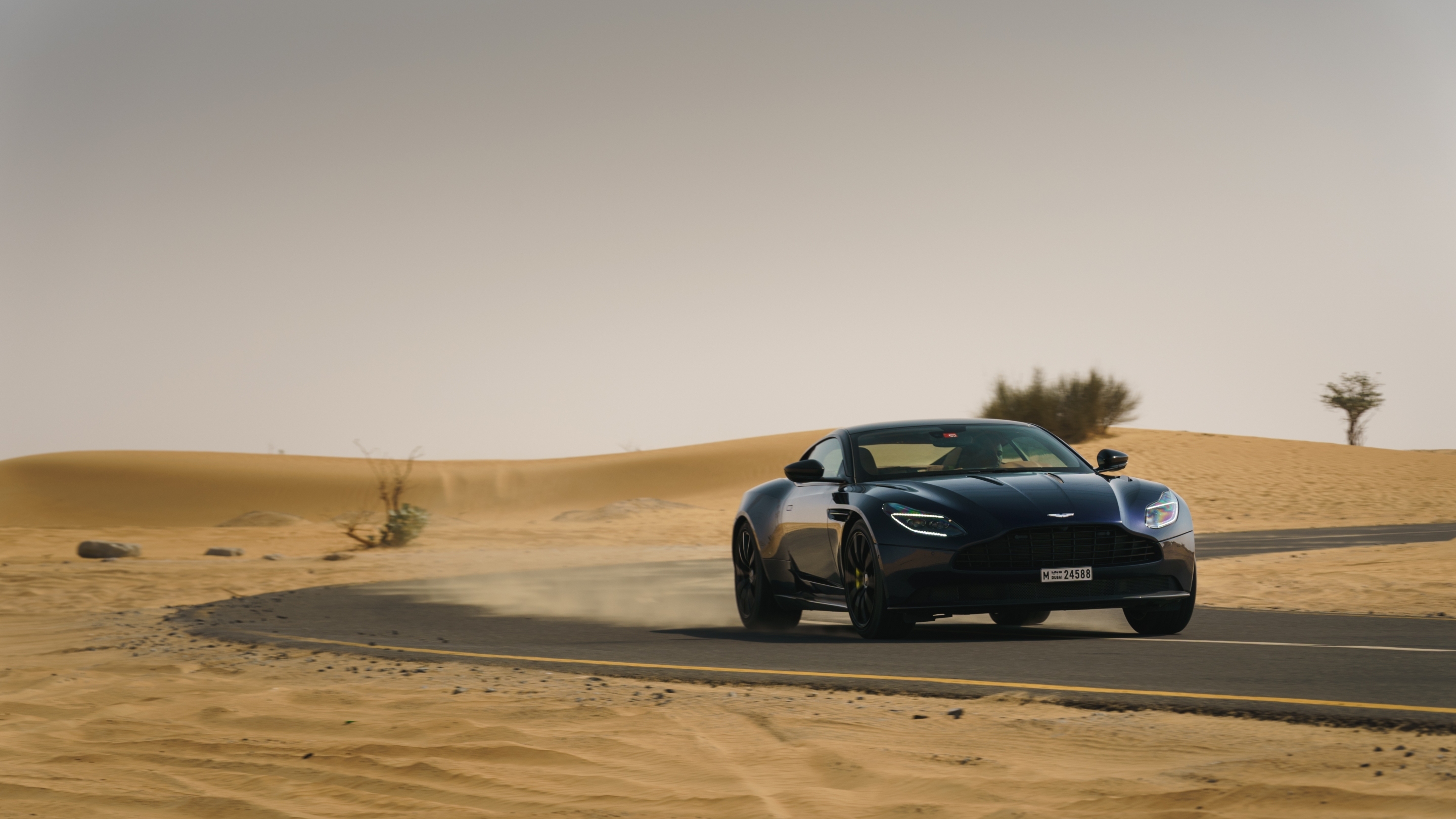 astonmartin-db11amrv12859402bffaa0e17ad6422d30b0808e03