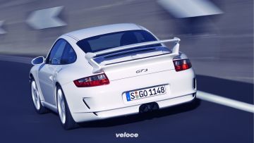 Nel Febbraio del 2006 viene svelata la prima GT3 sulla base della nuova 911 (serie 997.1). Il sei cilindri, sempre da 3,6 litri, eroga 415 cavalli: permette a questa GT3 di toccare i 311 km/h di velocità massima e di staccare lo 0-100 all'ora in 4"3. Le novità più importanti riguardano però aerodinamica e sospensioni. Per la prima volta la GT3 crea la deportanza giusta per evitare l'alleggerimento dell'anteriore in velocità; le sospensioni a controllo elettronico, poi, consentono di regolare la risposta degli ammortizzatori; così possono diventare rigidi o rigidissimi. Al Nurburgring gira in 7'42". Nel Febbraio del 2006 viene svelata la prima GT3 sulla base della nuova 911 (serie 997.1). Il sei cilindri, sempre da 3,6 litri, eroga 415 cavalli: permette a questa GT3 di toccare i 311 km/h di velocità massima e di staccare lo 0-100 all'ora in 4"3. Le novità più importanti riguardano però aerodinamica e sospensioni. Per la prima volta la GT3 crea la deportanza giusta per evitare l'alleggerimento dell'anteriore in velocità; le sospensioni a controllo elettronico, poi, consentono di regolare la risposta degli ammortizzatori; così possono diventare rigidi o rigidissimi. Al Nurburgring gira in 7'42".