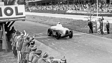 Am 22. Mai 1932 gewinnt Manfred von Brauchitsch das Avus-Rennen in Berlin auf Mercedes-Benz SSKL mit Stromlinienkarosserie und stellt dabei mit einer Durchschnittsgeschwindigkeit von 194,4 km/h über eine Distanz von 200 Kilometern einen Klassenweltrekord auf.On 22 May 1932, Manfred von Brauchitsch won the Avus race decisively in Berlin in the aerodynamically optimised Mercedes-Benz SSKL. In doing so, he set a class world record with an average speed of 194,4 km/h over a distance of 200 kilometres. Am 22. Mai 1932 gewinnt Manfred von Brauchitsch das Avus-Rennen in Berlin auf Mercedes-Benz SSKL mit Stromlinienkarosserie und stellt dabei mit einer Durchschnittsgeschwindigkeit von 194,4 km/h über eine Distanz von 200 Kilometern einen Klassenweltrekord auf.On 22 May 1932, Manfred von Brauchitsch won the Avus race decisively in Berlin in the aerodynamically optimised Mercedes-Benz SSKL. In doing so, he set a class world record with an average speed of 194,4 km/h over a distance of 200 kilometres.