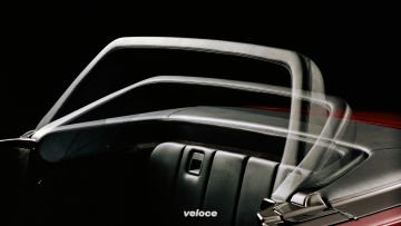 Mercedes-Benz der Baureihe R 129. Der automatische Überrollbügel des Roadsters ist eine Weltneuheit. Er klappt bei fahrdynamisch kritischen Situationen in nur 0,3 Sekunden auf und sichert bei einem Überschlag den Überlebensraum der Passagiere.Mercedes-Benz of the R 129 model series. The automatic roll bar of the roadster is a world premiere. It folds open in critical dynamic driving situations in just 0.3 seconds and ensures the passengers are protected above their heads in the event of a rollover.