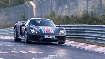 Con un tempo di 6 minuti e 57 secondi, la 918 Spyder diventa l’auto di produzione più veloce sulla vecchia pista del Nürburgring. La stessa vettura consente anche di viaggiare per 30 chilometri utilizzando soltanto i motori elettrici Con un tempo di 6 minuti e 57 secondi, la 918 Spyder diventa l’auto di produzione più veloce sulla vecchia pista del Nürburgring. La stessa vettura consente anche di viaggiare per 30 chilometri utilizzando soltanto i motori elettrici