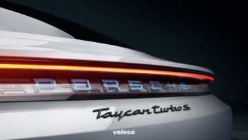 porsche-taycan-turbo-s-2020-posteriore-badge-00-201909 porsche-taycan-turbo-s-2020-posteriore-badge-00-201909