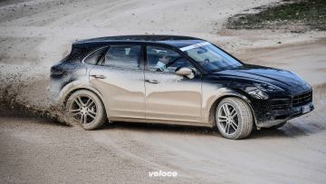 FUORISTRADA - Non solo sportive; al Porsche Festival c’era spazio anche per le Macan e le Cayenne; per loro è stata approntata un'area dedicata alla guida in offroad