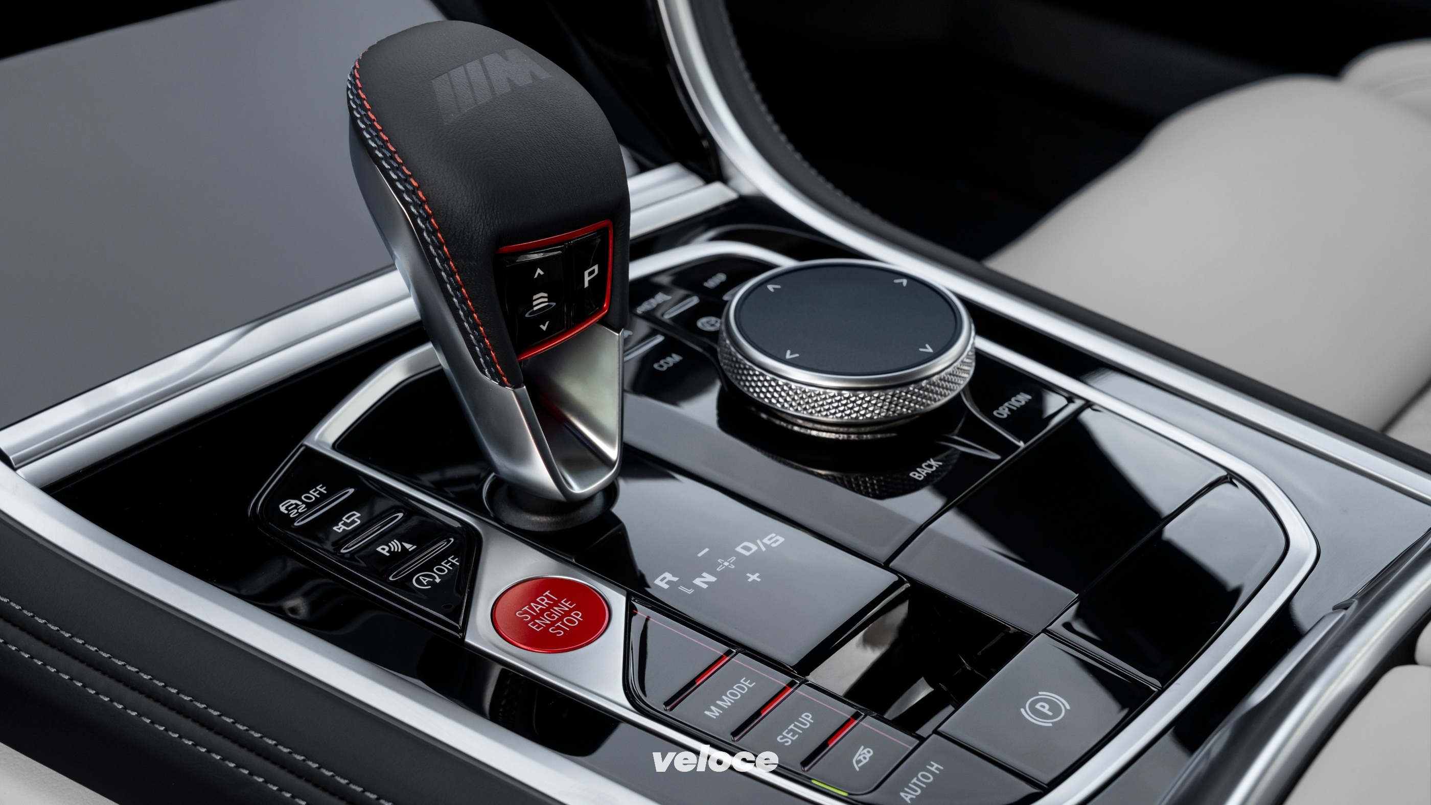 bmw-m8-gran-coupe-2020-interni-cambio-00-201910