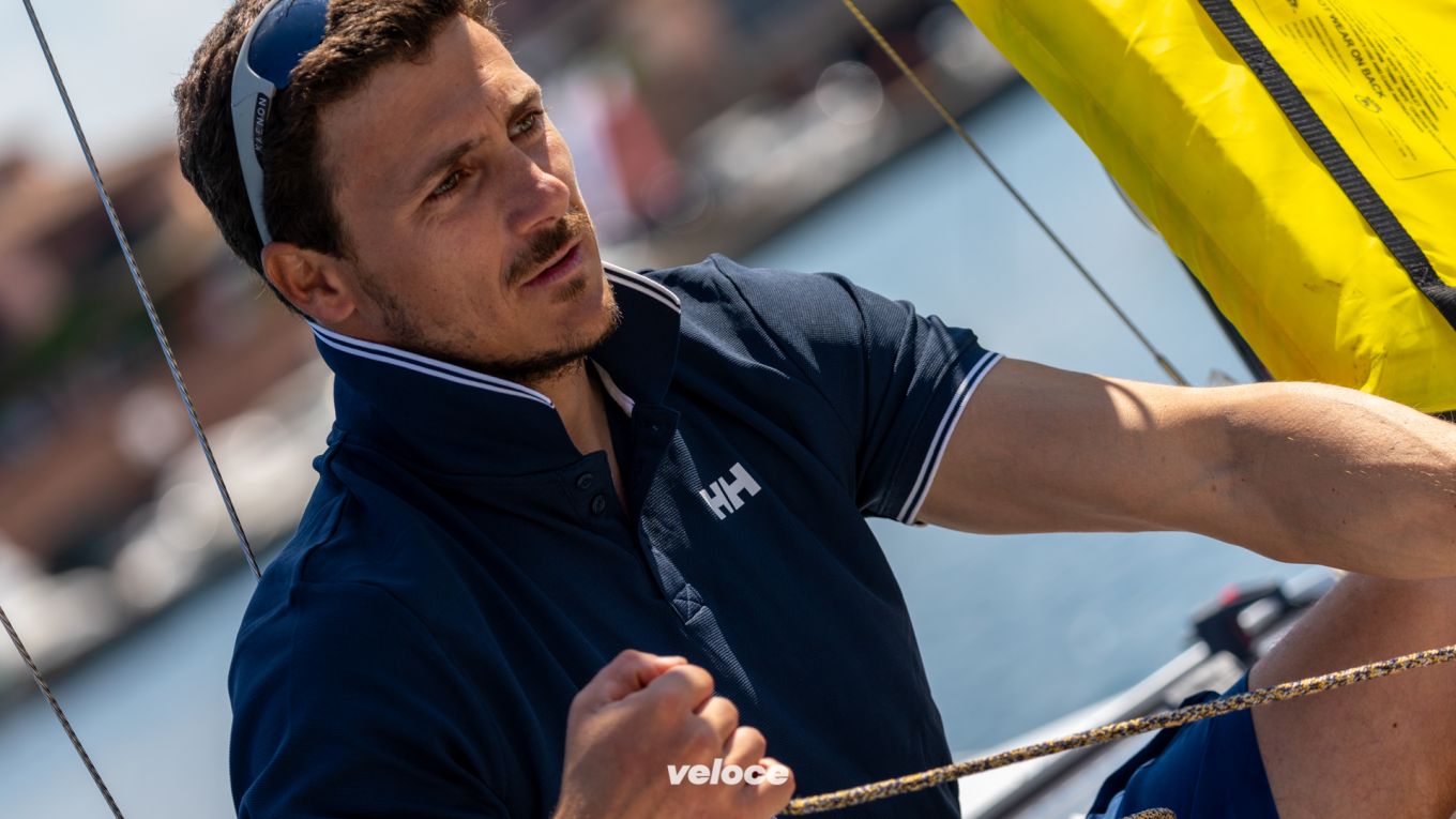 Dalla cabrio alla vela con le polo Helly Hansen Dalla cabrio alla vela con le polo Helly Hansen