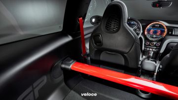 P90376684_highRes_mini-john-cooper-wor