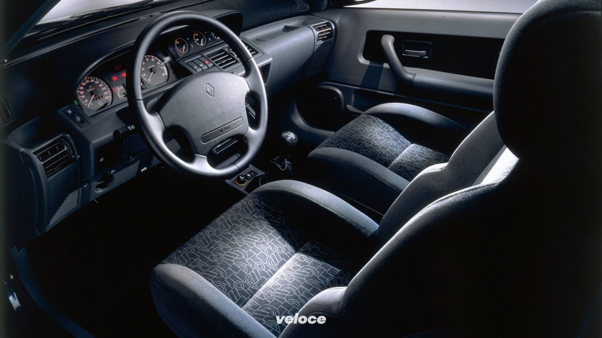 renault-clio-16v-interni renault-clio-16v-interni