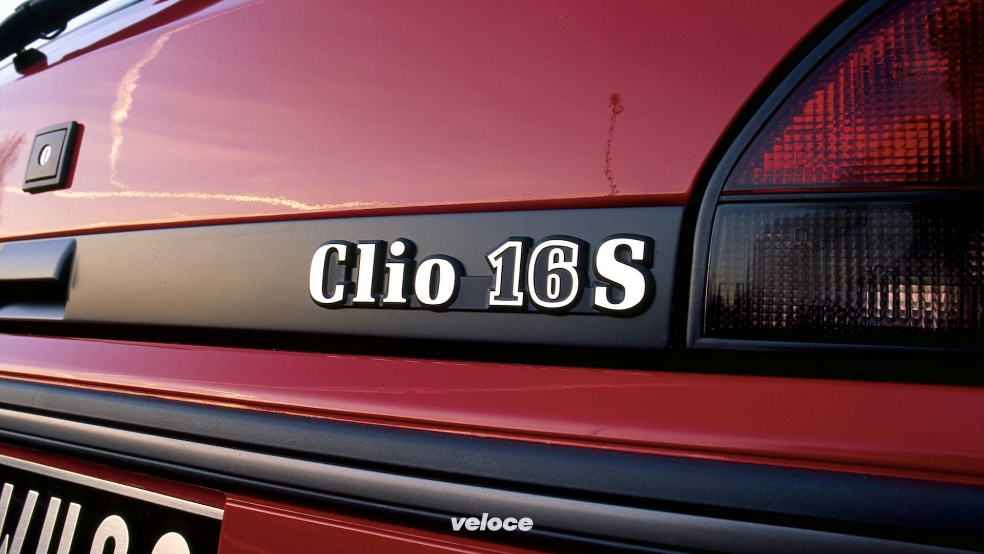 renault-clio-16v-badge renault-clio-16v-badge