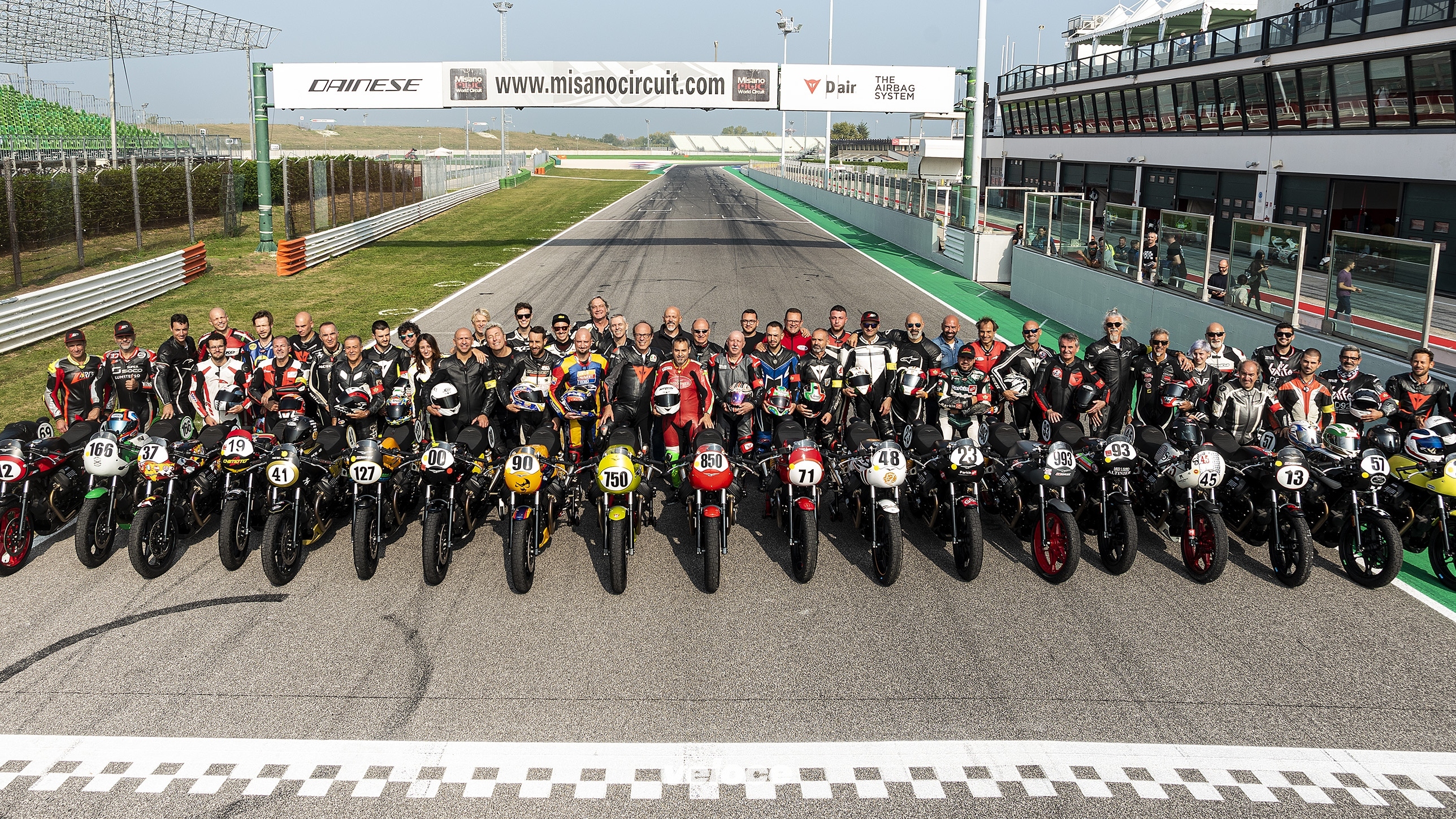 01 Moto Guzzi Fast Endurance 2019 01 Moto Guzzi Fast Endurance 2019