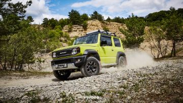 L’ultimissima generazione dell’iconico nippofuoristrada debutta nell’estate del 2018. L’ultima Suzuki Jimny monta un motore 4 cilindri da 1462 cc con 102 cavalli e sistema di trazione integrale All grip PRO: due ruote motrici per la città e possibilità di innestare le quattro ruote motrici quando necessario L’ultimissima generazione dell’iconico nippofuoristrada debutta nell’estate del 2018. L’ultima Suzuki Jimny monta un motore 4 cilindri da 1462 cc con 102 cavalli e sistema di trazione integrale All grip PRO: due ruote motrici per la città e possibilità di innestare le quattro ruote motrici quando necessario