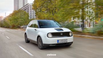 HONDA e. La piccola citycar dal look retrò ha la trazione posteriore e un motore elettrico, sempre posteriore, da 136 o 154 cv. Il pacco batterie da 35,5 kWh garantisce un’autonomia dichiarata di 220 km. La Honda e parte da 35.500 euro che si possono ridurre a 29.500 con l’Ecobonus e fino a 19.900 euro sommando l’incentivo milanese HONDA e. La piccola citycar dal look retrò ha la trazione posteriore e un motore elettrico, sempre posteriore, da 136 o 154 cv. Il pacco batterie da 35,5 kWh garantisce un’autonomia dichiarata di 220 km. La Honda e parte da 35.500 euro che si possono ridurre a 29.500 con l’Ecobonus e fino a 19.900 euro sommando l’incentivo milanese