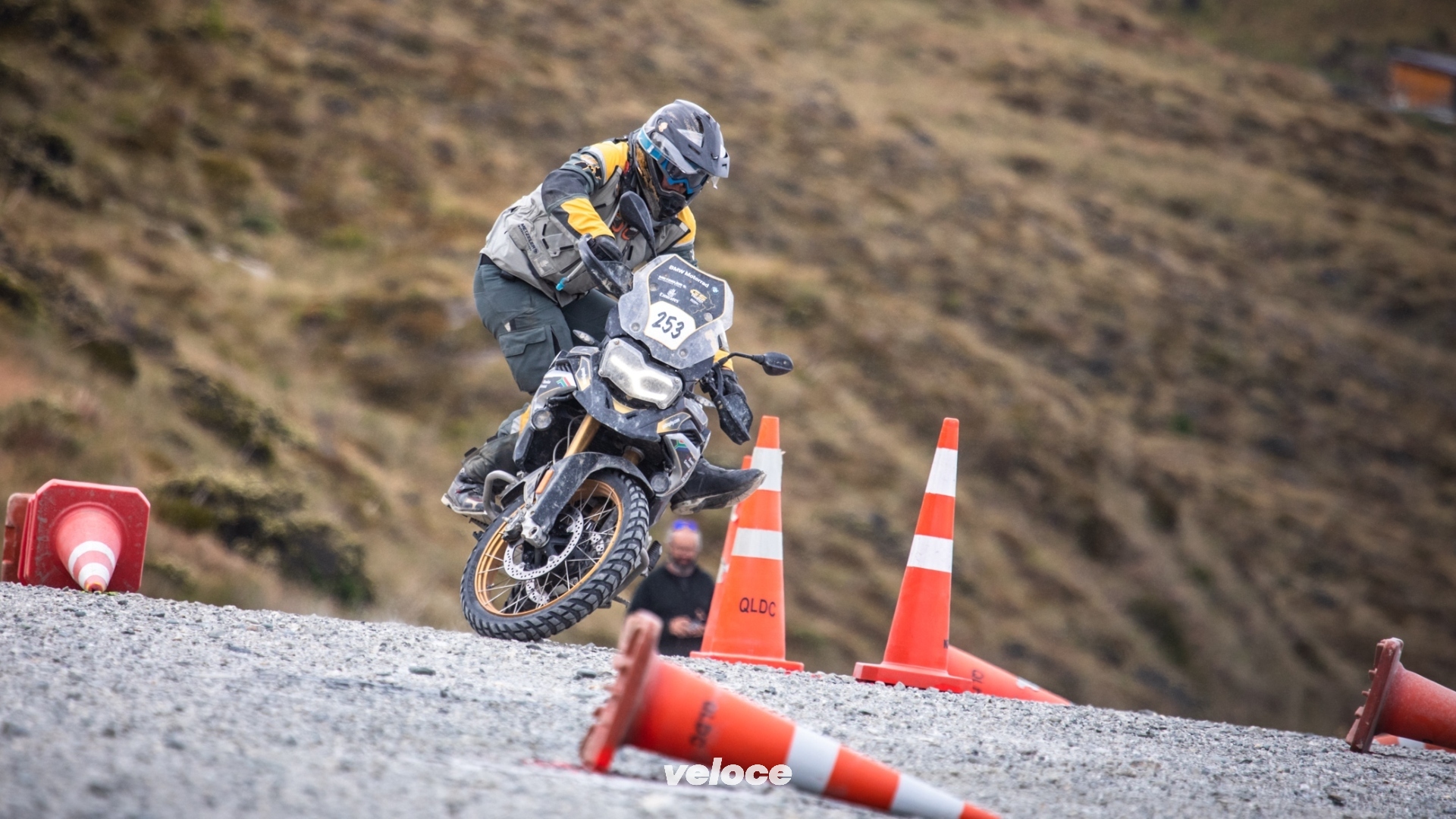 BMW F 850 GS in action on METZELER KAROO 3 (2) BMW F 850 GS in action on METZELER KAROO 3 (2)