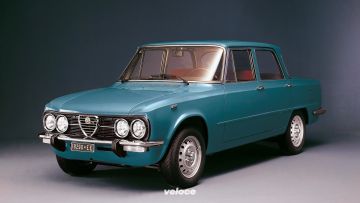 A metà degli Anni ’70 la Giulia comincia a sentire il peso degli anni, ma è una vettura aerodinamica, sicura, veloce e – soprattutto – ancora molto apprezzata dal pubblico alfista. In attesa del lancio della nuova Giulietta, la Nuova Super subisce un profondo restyling, svolgendo alla perfezione il ruolo di anello di congiunzione tra la più piccola ed economica Alfasud, costruita a Pomigliano d’Arco, e la più grande e lussuosa Alfetta, nuova reginetta di Arese A metà degli Anni ’70 la Giulia comincia a sentire il peso degli anni, ma è una vettura aerodinamica, sicura, veloce e – soprattutto – ancora molto apprezzata dal pubblico alfista. In attesa del lancio della nuova Giulietta, la Nuova Super subisce un profondo restyling, svolgendo alla perfezione il ruolo di anello di congiunzione tra la più piccola ed economica Alfasud, costruita a Pomigliano d’Arco, e la più grande e lussuosa Alfetta, nuova reginetta di Arese