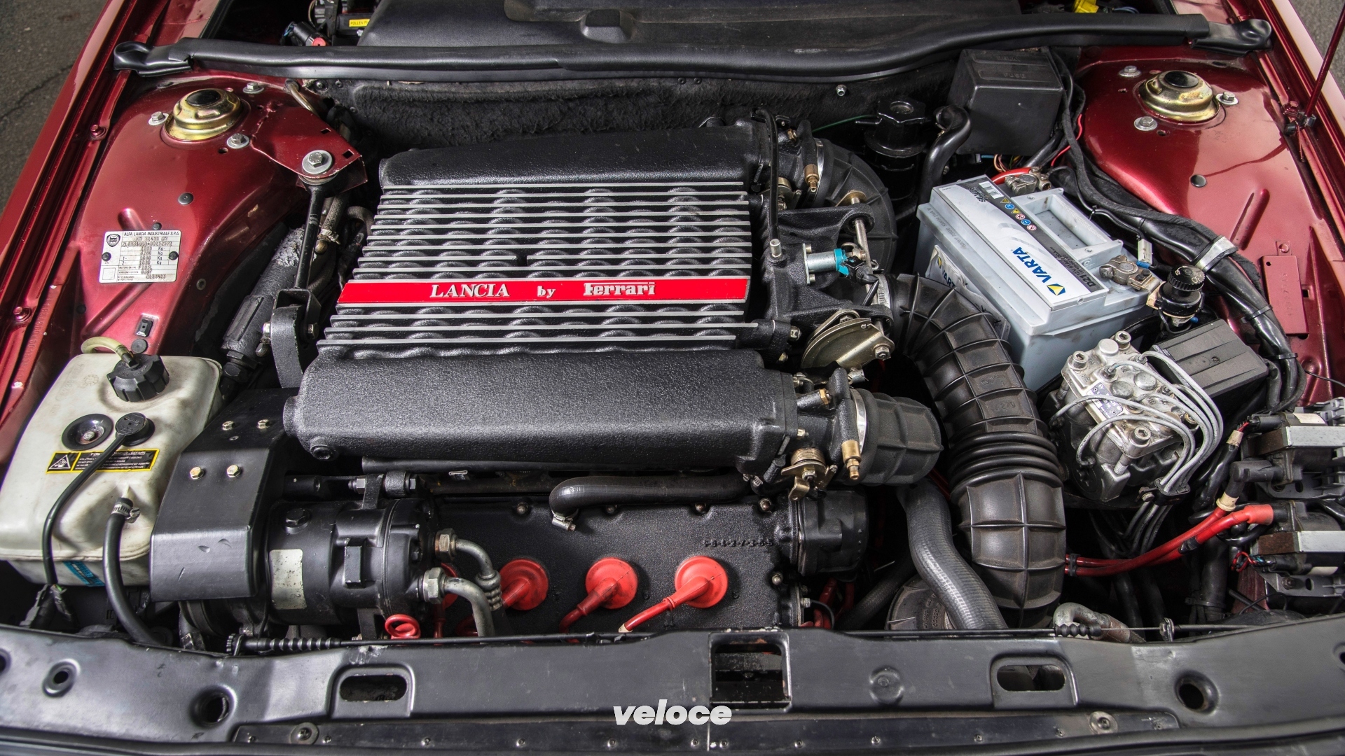 17-lancia-thema-8-32-ferrari-motore-v8