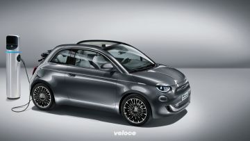 Finalmente, dopo anni di prudente attesa e studio, FCA ha deciso di intraprendere un percorso di elettrificazione che interesserà tutti i marchi del gruppo. E l’ha fatto partendo dalla sua auto più iconica, la Fiat 500, costruita su una piattaforma completamente nuova. Un’auto connessa, con 320 km di autonomia e un kit di ricarica in dotazione. La rivoluzione elettrica, che già prevede una gamma di 12 versioni elettriche passerà anche dall’aggiornamento in chiave green degli stabilimenti di Melfi e di Mirafiori Finalmente, dopo anni di prudente attesa e studio, FCA ha deciso di intraprendere un percorso di elettrificazione che interesserà tutti i marchi del gruppo. E l’ha fatto partendo dalla sua auto più iconica, la Fiat 500, costruita su una piattaforma completamente nuova. Un’auto connessa, con 320 km di autonomia e un kit di ricarica in dotazione. La rivoluzione elettrica, che già prevede una gamma di 12 versioni elettriche passerà anche dall’aggiornamento in chiave green degli stabilimenti di Melfi e di Mirafiori