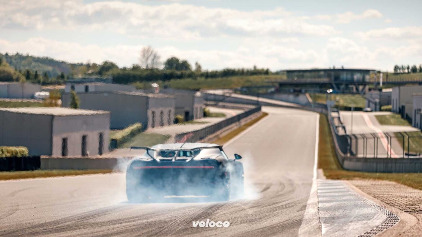 La Bugatti riparte con la produzione e i collaudi La Bugatti riparte con la produzione e i collaudi