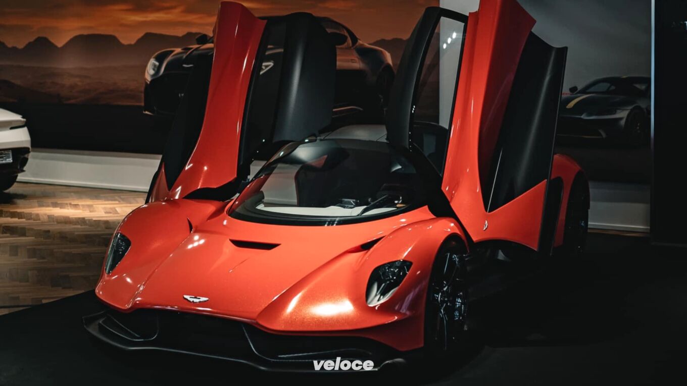 L’Aston Martin Valhalla è atterrata a Milano L’Aston Martin Valhalla è atterrata a Milano