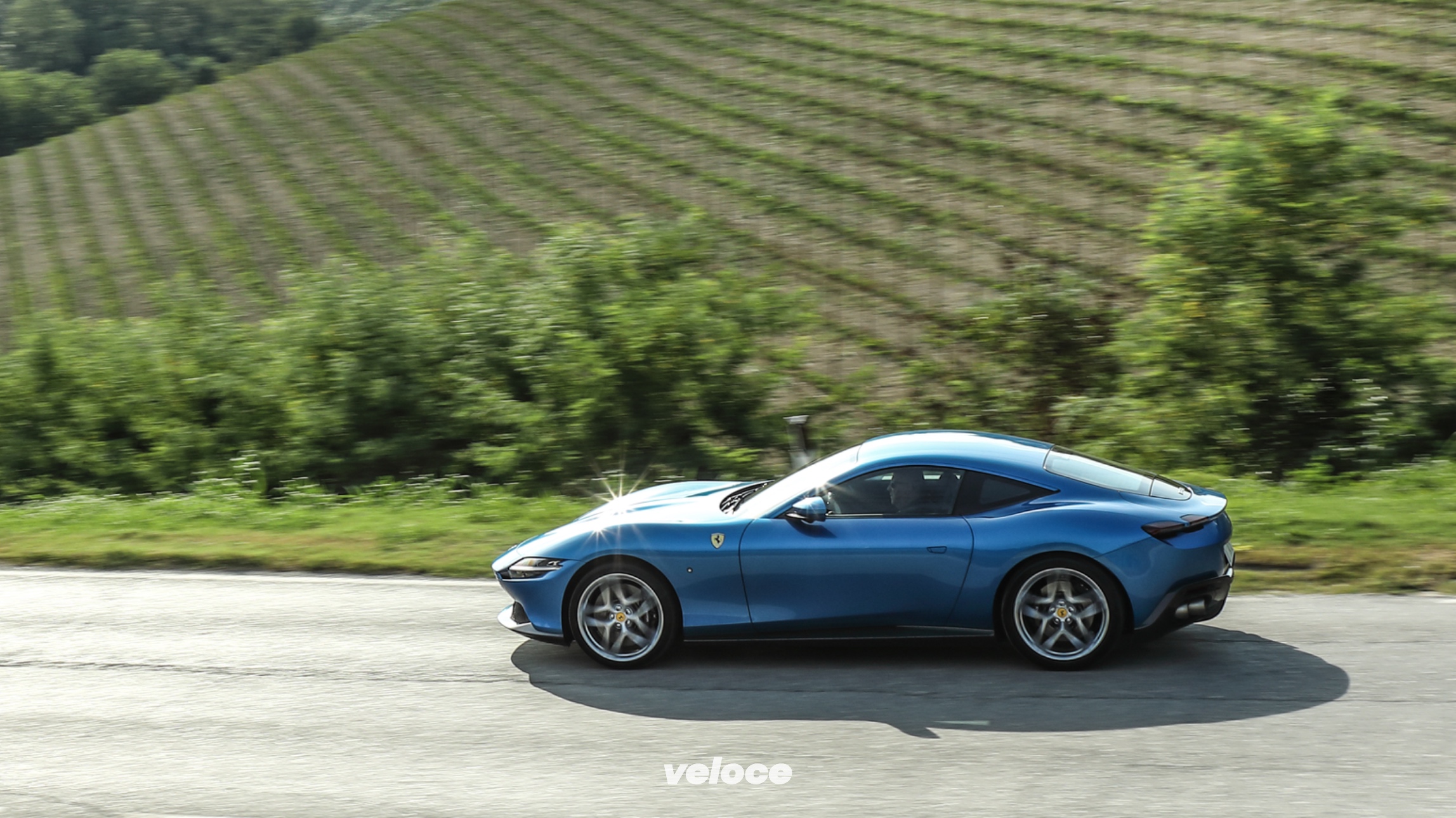 Ferrari Roma: le mani sulla grande bellezza Ferrari Roma: le mani sulla grande bellezza