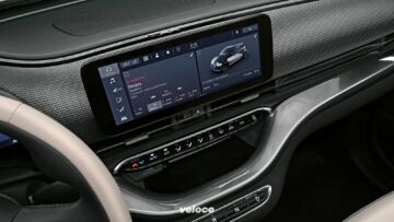 PIÙ FUNZIONI. Personalizzabile nelle schermate con i widget e dotato (tra gli altri) di servizi connessi, app per lo smartphone, hotspot wifi e collegamento bluetooth ‘doppio’ (due dispositivi in contemporanea); questo sistema integra funzioni specifiche per le EV per la pianificazioni dei viaggi in base all’autonomia e ai punti di ricarica disponibili