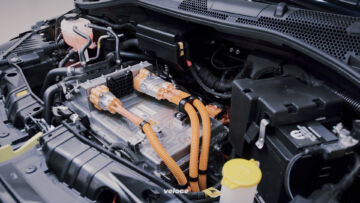 IL MOTORE. È lì davanti sotto al cofano: è prodotto dalla GKN (la stessa azienda che sviluppò il sistema elettrico anteriore della Porsche 918 Spyder) e sviluppa 118 cv e 220 Nm di coppia (istantanei). Lo 0-100 km/h avviene in 9”: bastano 3”1 per arrivare a 50 km/h