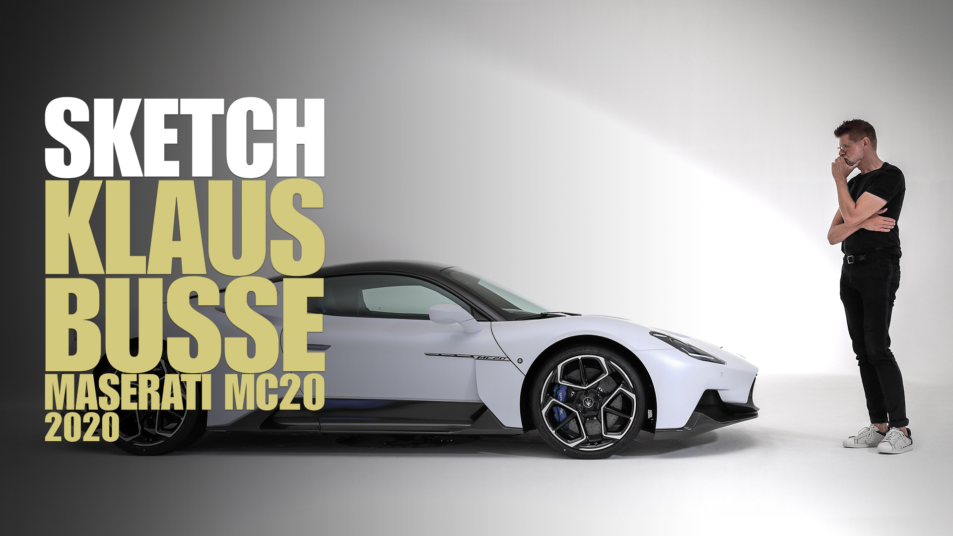 Klaus Busse, disegnando, spiega la Maserati MC20