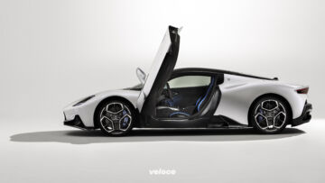 La nuova Maserati MC20 'urla' la sua natura di supercar in tutti modi: dall'accelerazione da 0 a 200 km/h in meno di 9", al design aggressivo e funzionale a fendere l'aria... fino alle portiere. Che non faranno passare inosservato guidatore e passeggero aprendosi 'a farfalla' La nuova Maserati MC20 'urla' la sua natura di supercar in tutti modi: dall'accelerazione da 0 a 200 km/h in meno di 9", al design aggressivo e funzionale a fendere l'aria... fino alle portiere. Che non faranno passare inosservato guidatore e passeggero aprendosi 'a farfalla'