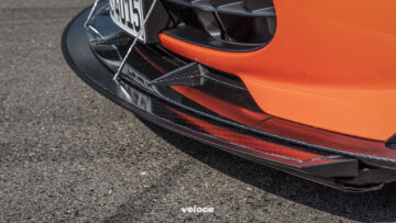 Per bilanciare il super carico aerodinamico posteriore, l'AMG GT Black Series adotta un (molto) esteso splitter anteriore. Ma tranquilli una volta lasciata la pista si può retrarre per non 'grattare' a ogni dosso Per bilanciare il super carico aerodinamico posteriore, l'AMG GT Black Series adotta un (molto) esteso splitter anteriore. Ma tranquilli una volta lasciata la pista si può retrarre per non 'grattare' a ogni dosso