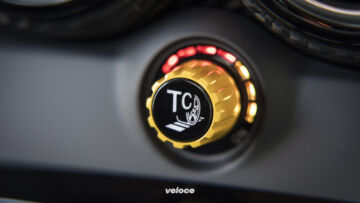 Ma come funziona davvero questo controllo di trazione su dieci livelli? A seconda dell'intensità selezionata è consentito un certo livello massimo di slittamento delle ruote. Quando questo viene raggiunto, il controllo di trazione regola l'erogazione del motore in modo che resti a questo livello di slittamento, ma senza superarlo Ma come funziona davvero questo controllo di trazione su dieci livelli? A seconda dell'intensità selezionata è consentito un certo livello massimo di slittamento delle ruote. Quando questo viene raggiunto, il controllo di trazione regola l'erogazione del motore in modo che resti a questo livello di slittamento, ma senza superarlo