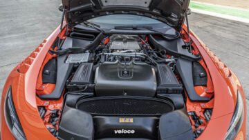 Che sotto al cofano non ci sia il 'classico' V8 biturbo Mercedes lo sapete già. Basta il suono a rivelare il suo nuovo albero a gomiti piatto, ma per erogare 145 cv in più della AMG GT R i due turbocrompressori utilizzano gli stessi cuscinetti volventi della AMG GT a quattro porte e una girante più grande. Insieme convogliano 1100 kg di aria all'ora, contro i 900 kg/h della 'GT R' Che sotto al cofano non ci sia il 'classico' V8 biturbo Mercedes lo sapete già. Basta il suono a rivelare il suo nuovo albero a gomiti piatto, ma per erogare 145 cv in più della AMG GT R i due turbocrompressori utilizzano gli stessi cuscinetti volventi della AMG GT a quattro porte e una girante più grande. Insieme convogliano 1100 kg di aria all'ora, contro i 900 kg/h della 'GT R'