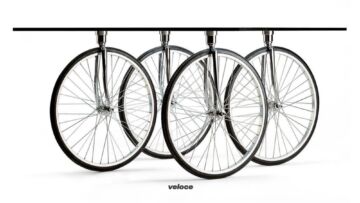 1993: Tour. Questa volta, l'ispirazione viene da più lontano. Dal mitico giro francese a cui deve il nome. Lei è Gae Aulenti e le gambe del tavolo sono quattro ruote anteriori di bici, appunto, montate direttamente sfruttando le forcelle originali. Non ti preoccupare, le gomme che ricoprono i cerchi a raggi sono piene. Morale, non devi controllare le pressioni prima del giro... degli aperitivi 1993: Tour. Questa volta, l'ispirazione viene da più lontano. Dal mitico giro francese a cui deve il nome. Lei è Gae Aulenti e le gambe del tavolo sono quattro ruote anteriori di bici, appunto, montate direttamente sfruttando le forcelle originali. Non ti preoccupare, le gomme che ricoprono i cerchi a raggi sono piene. Morale, non devi controllare le pressioni prima del giro... degli aperitivi