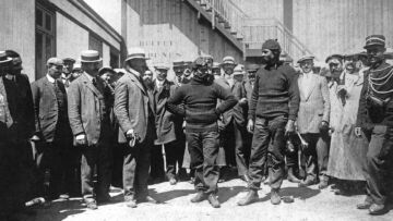 Mercedes Museum lezioni casco cuffia in pelle 2 Mercedes Museum lezioni casco cuffia in pelle 2