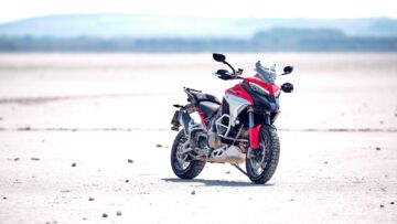 Sella con altezza regolabile (da 840 a 860mm), serbatoio con una capacità di 22 litri e un peso nell'ordine di marcia di meno di 250 kg, la 'rossa' punta tutto su numeri da passerella più che da maratona. Strizzando l'occhio agli sportiva