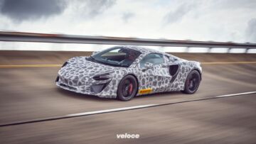 McLaren Artura prototipo in movimento McLaren Artura prototipo in movimento