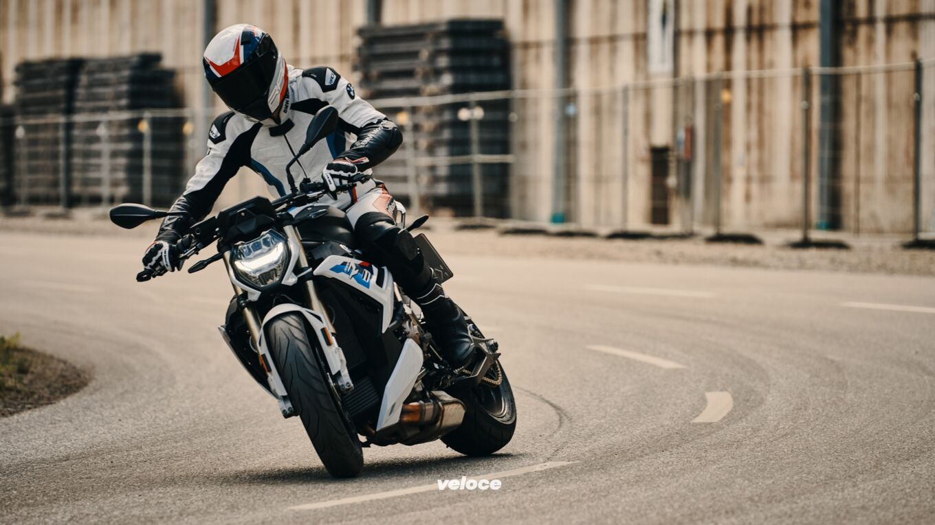 BMW S 1000 R: nuda, leggera e potentissima BMW S 1000 R: nuda, leggera e potentissima