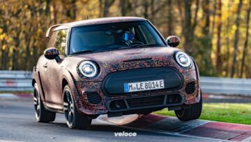 Mini John Cooper Works elettrica in movimento