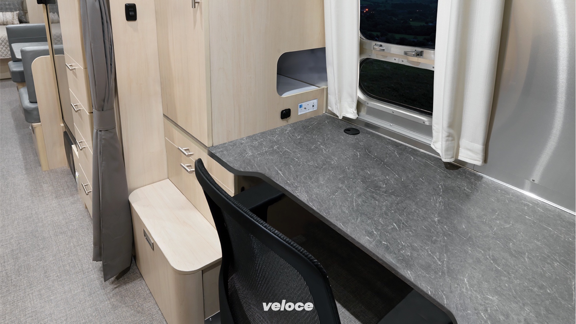 Airstream-flying-cloud-roulotte-ufficio-3 Airstream-flying-cloud-roulotte-ufficio-3