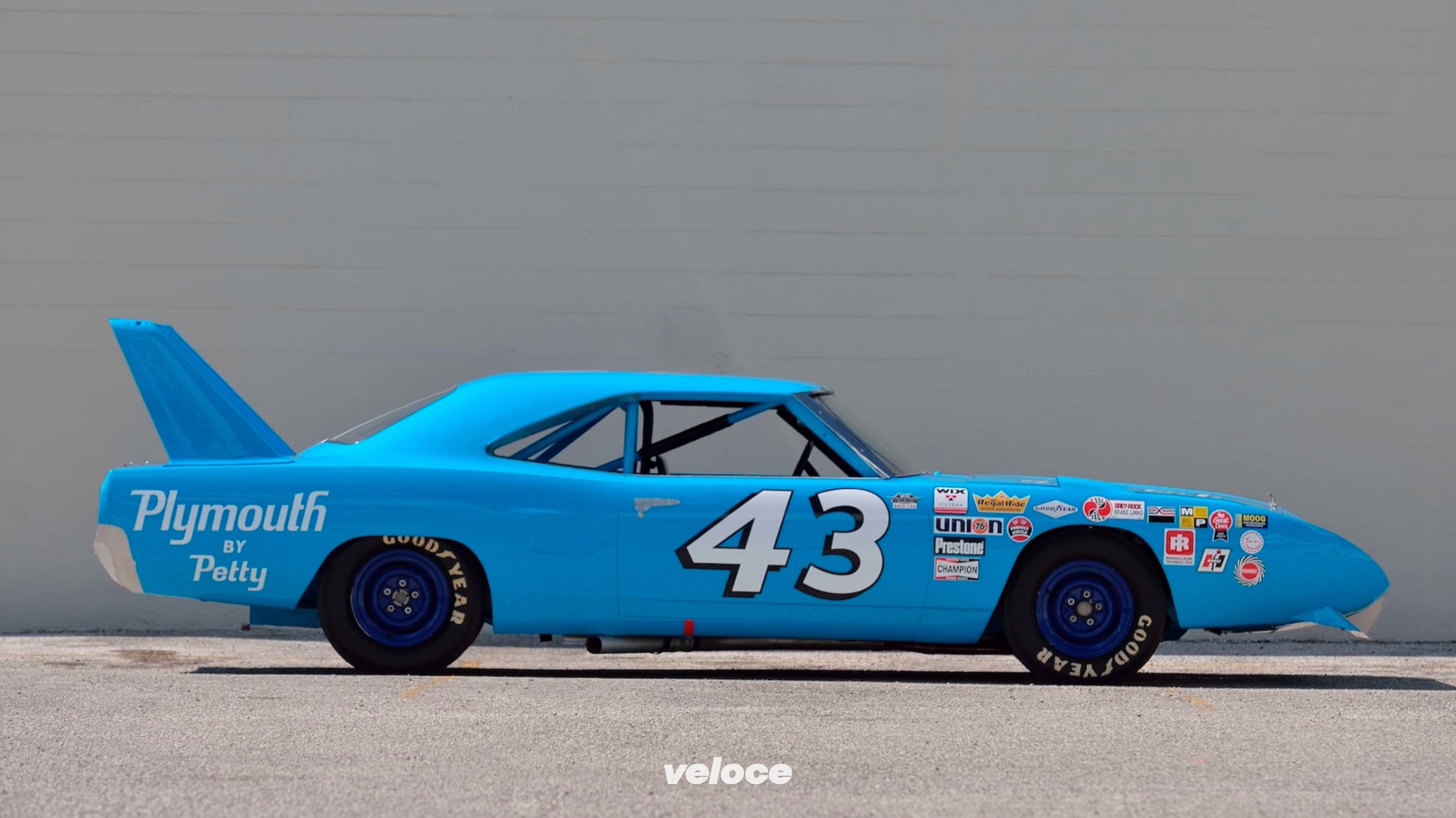 Plymouth-Roadrunner-Superbird-racecar-12
