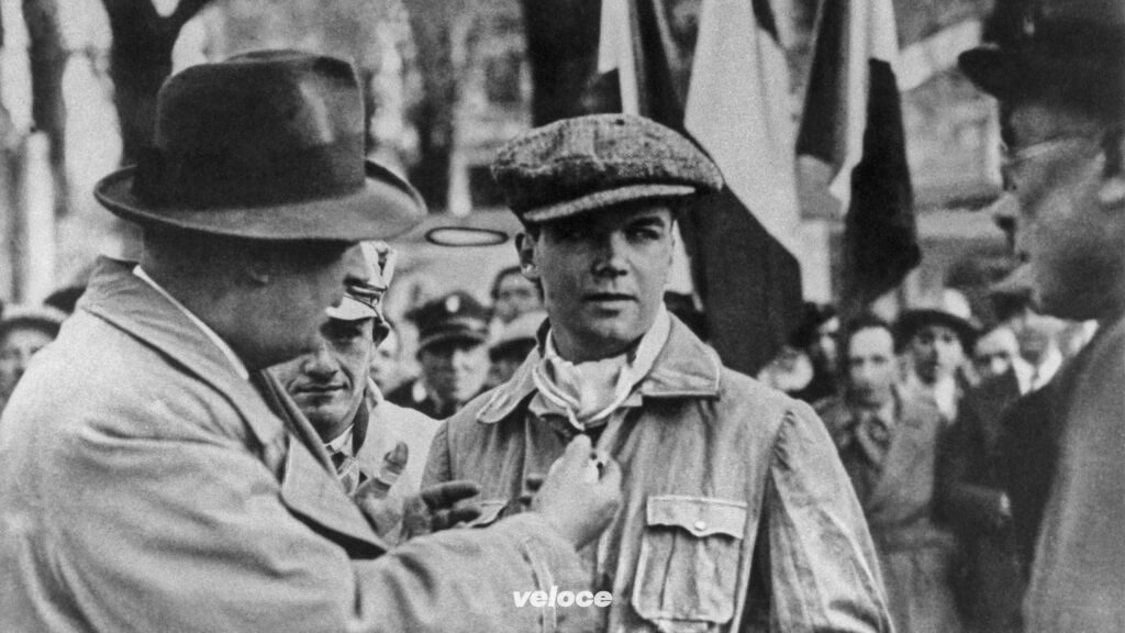 Alfred Neubauer a sinistra, Rudi Caracciola al centro Alfred Neubauer a sinistra, Rudi Caracciola al centro