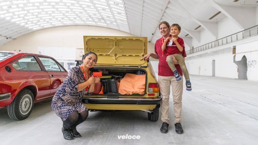 Roland Aarts con la moglie Miho, il figlio Minato e la loro Alfasud 1.5 TI Roland Aarts con la moglie Miho, il figlio Minato e la loro Alfasud 1.5 TI
