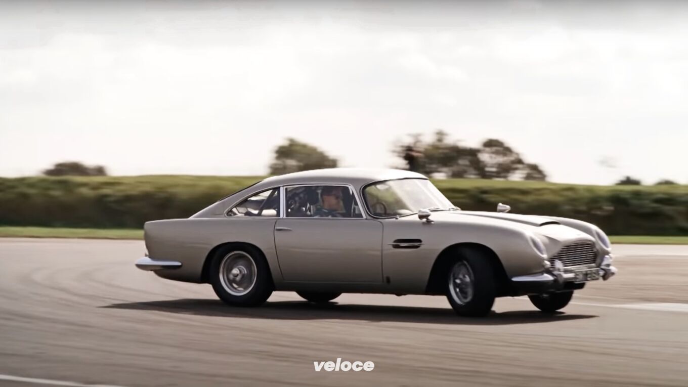 Vettel e Stroll a lezione di drifting con la DB5 di 007 Vettel e Stroll a lezione di drifting con la DB5 di 007