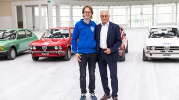 Il presidente dell’Alfasud Club Italia, Luigi Cecconi, insieme a Giorgetto Giugiaro