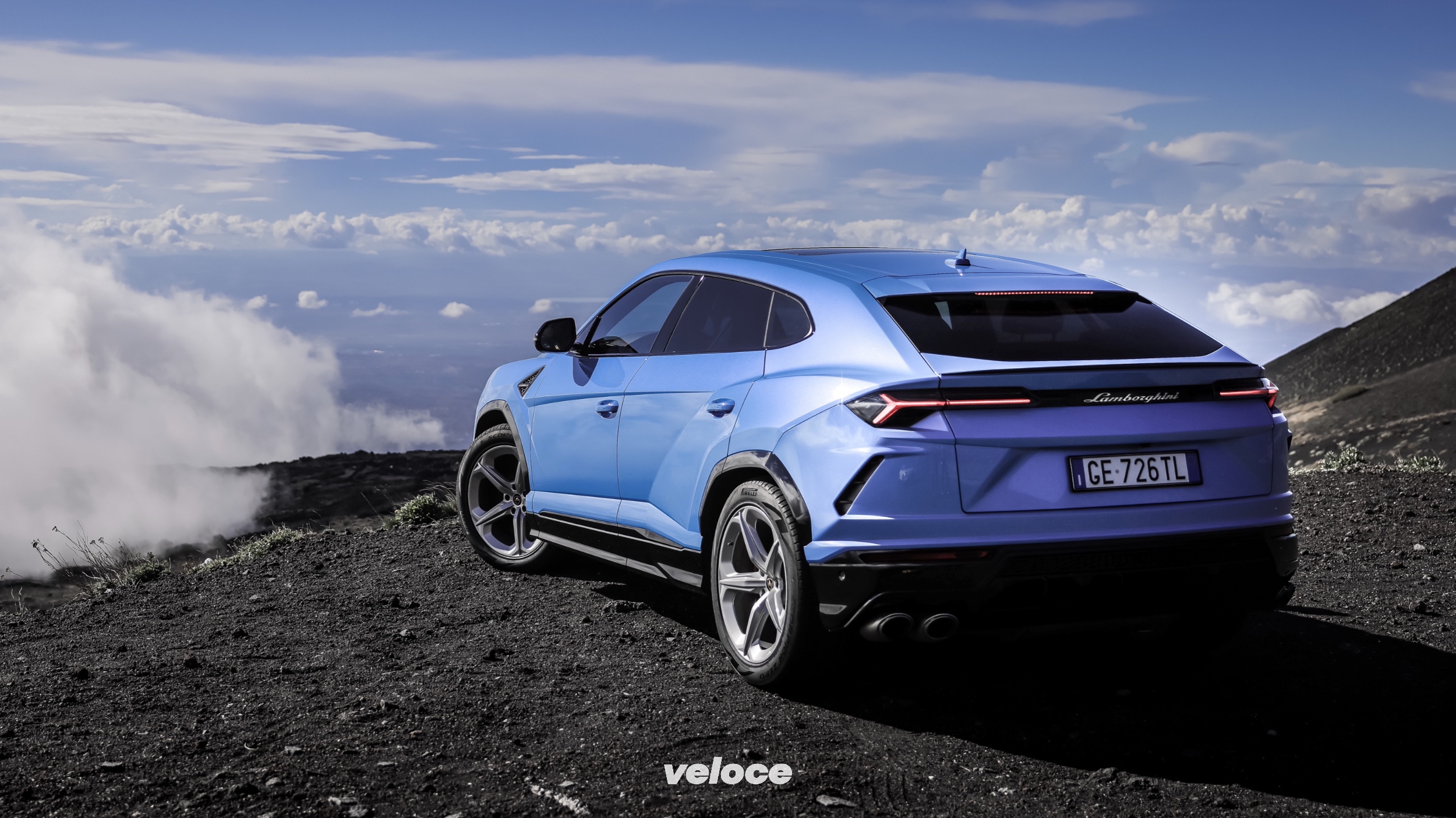 Lamborghini Urus: correndo attorno al vulcano
