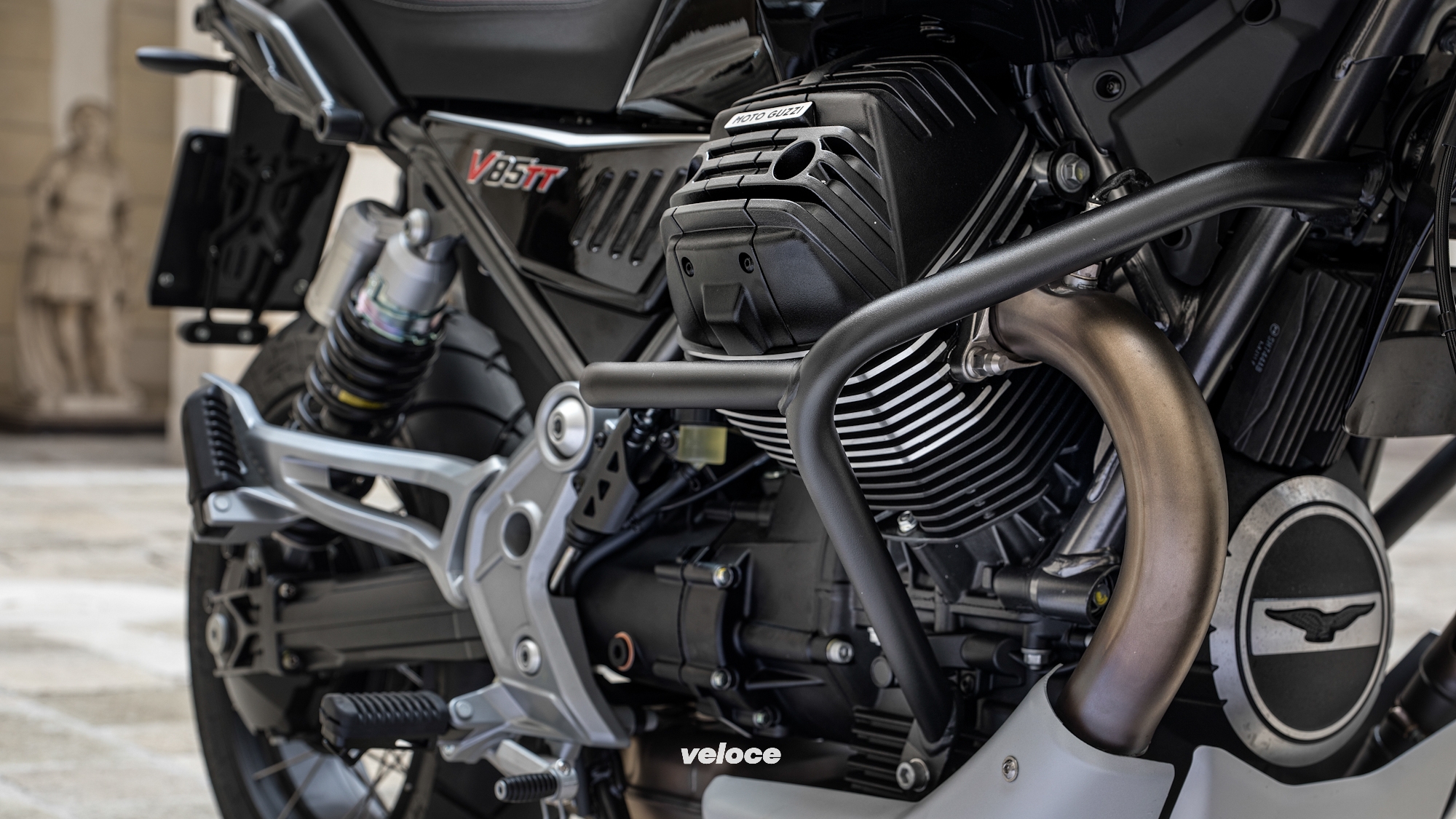 Moto-Guzzi-V85TT-Corazzieri-4