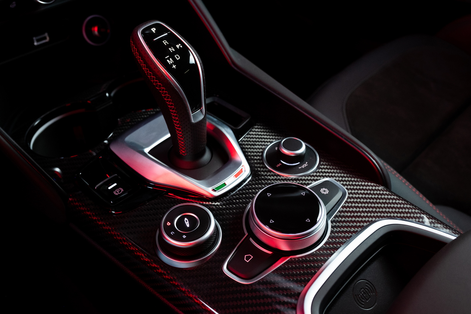 alfa-romeo-giulia-stelvio-estrema-2022_07 alfa-romeo-giulia-stelvio-estrema-2022_07