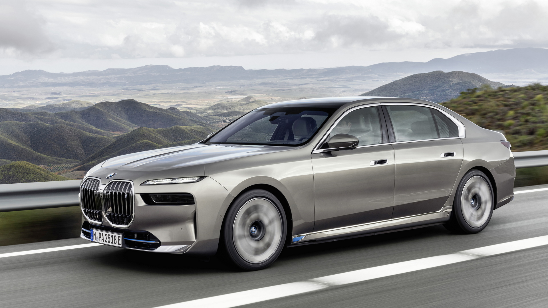 BMW Serie 7: per la prima volta anche elettrica