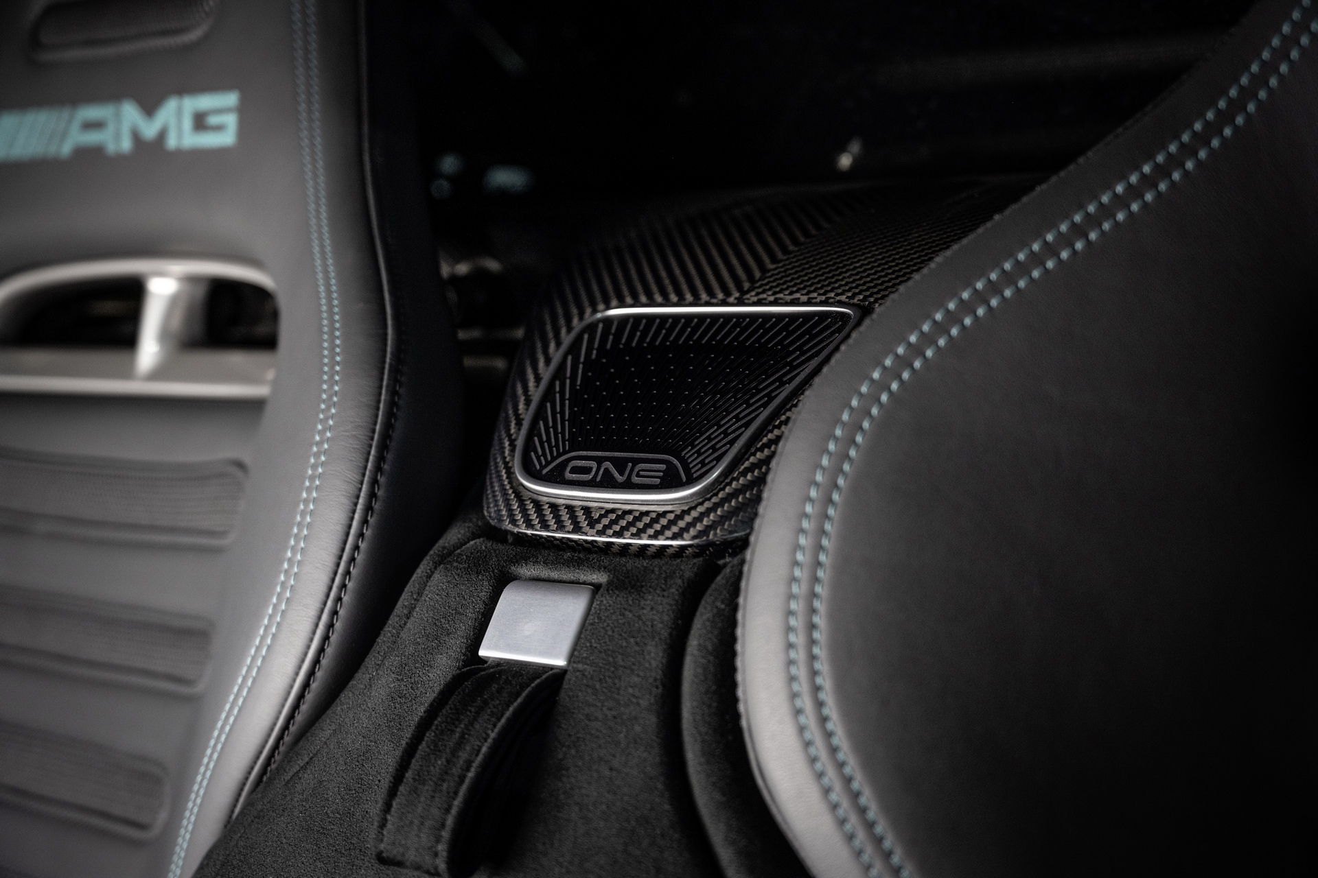 Der neue Mercedes-AMG ONE: Formel-1-Technologie für die Straße
The new Mercedes-AMG ONE: Formula 1 technology for the road Der neue Mercedes-AMG ONE: Formel-1-Technologie für die Straße
The new Mercedes-AMG ONE: Formula 1 technology for the road