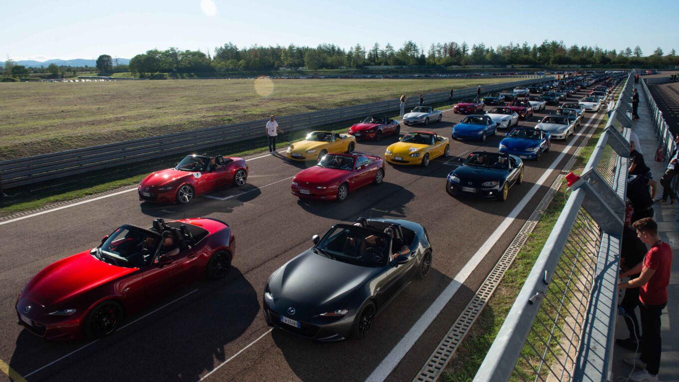 Un raduno da Guinness per la MX-5 Un raduno da Guinness per la MX-5
