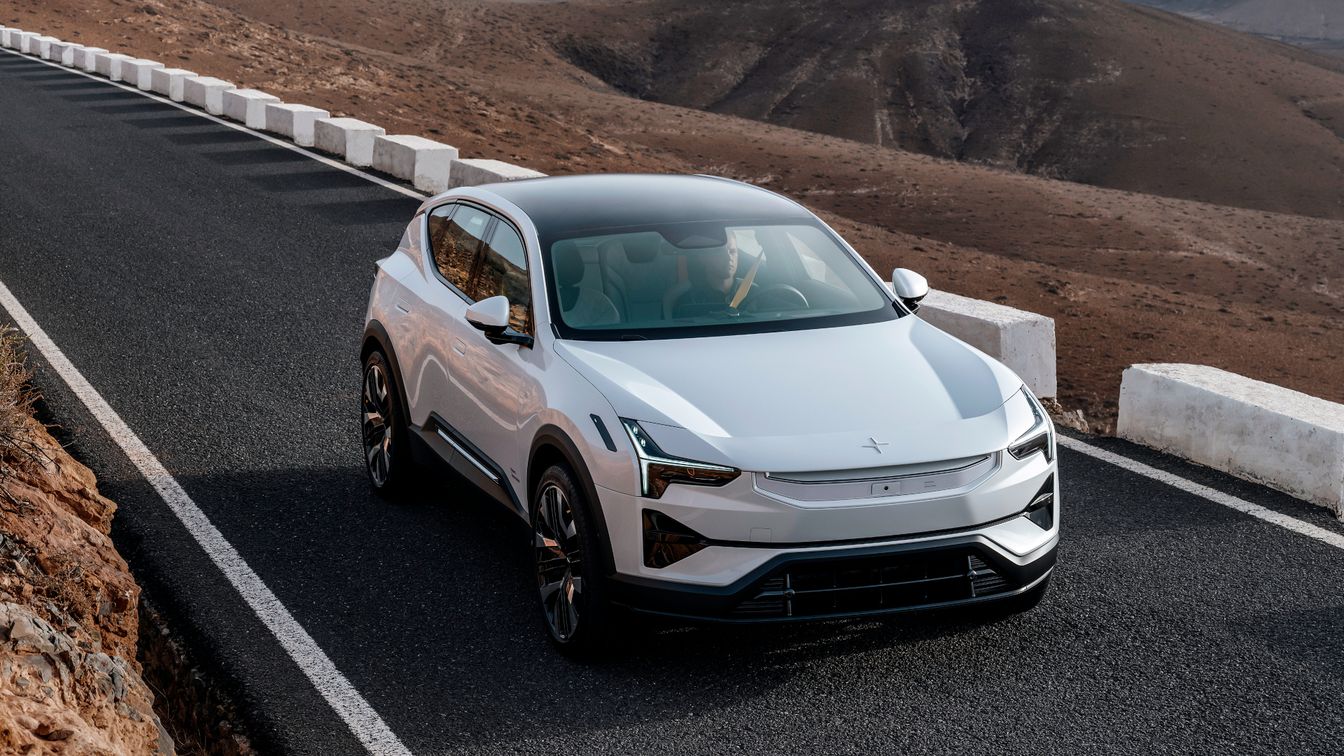 Polestar insiste, gioca il “3” e punta sulla potenza