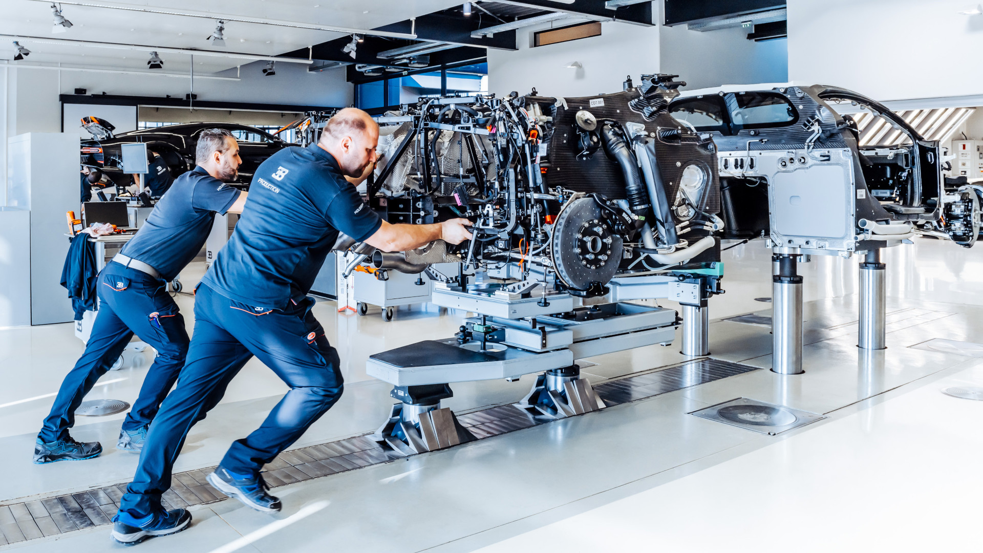 Bugatti continua col termico, però elettrificato