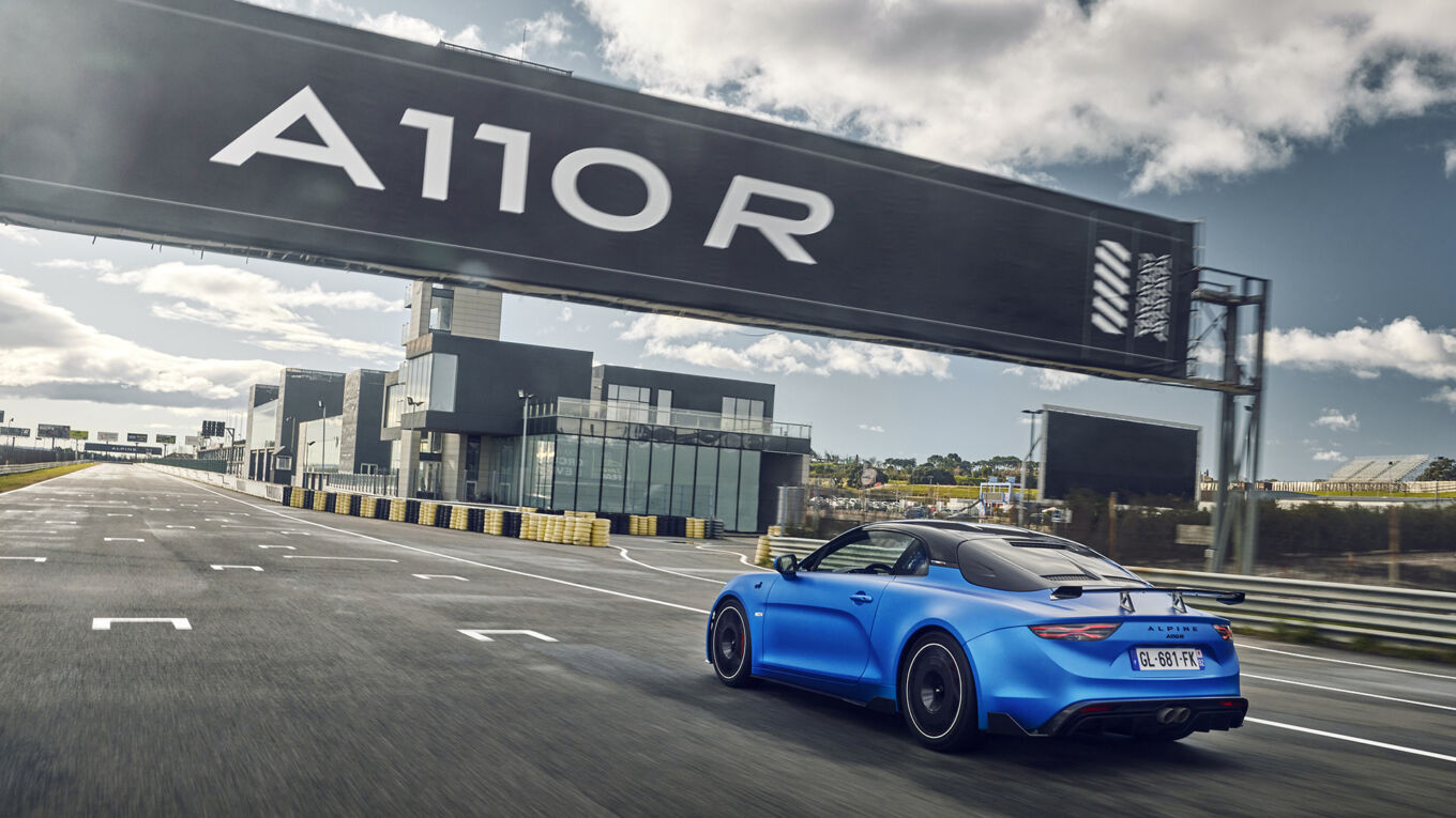 In pista con “sua leggerezza” Alpine A110 R In pista con “sua leggerezza” Alpine A110 R